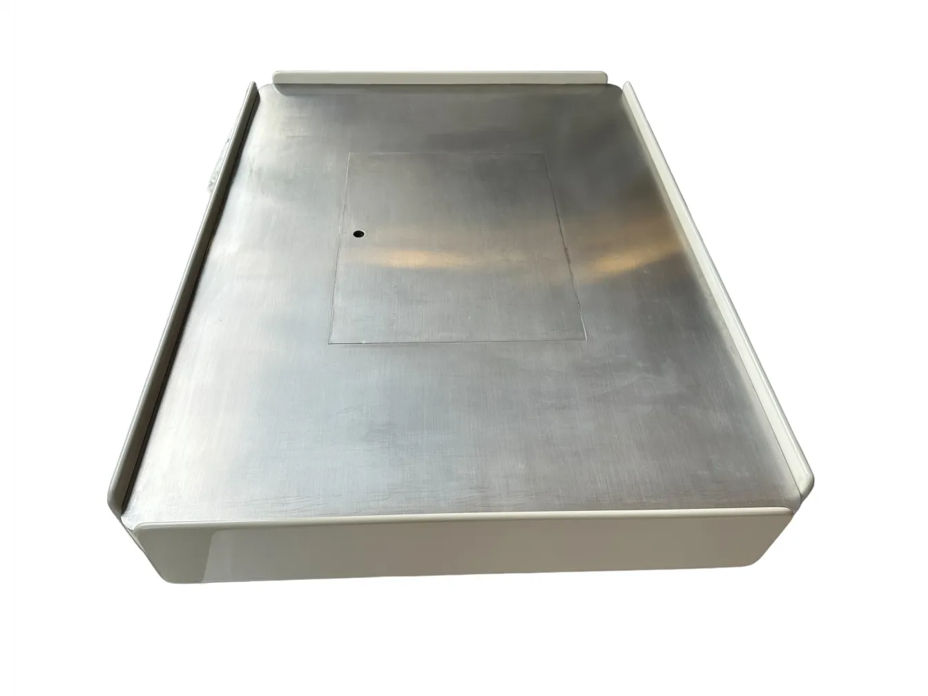 Antiker Couchtisch mit elegantem Design, umgeben von anderen Dekorationsgegenständen.