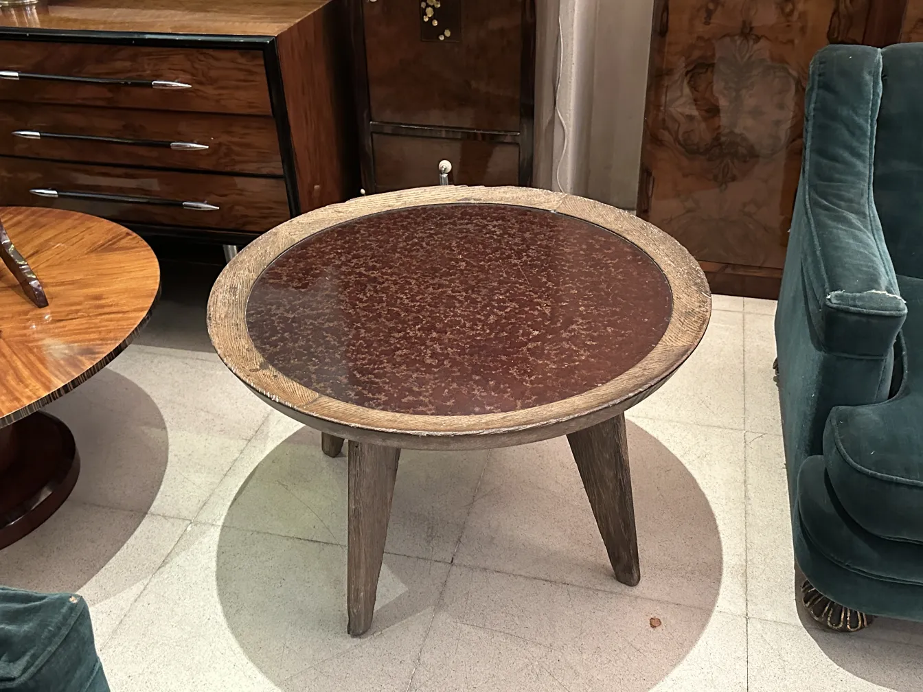 table basse ronde antique avec pieds robustes dans un cadre élégant
