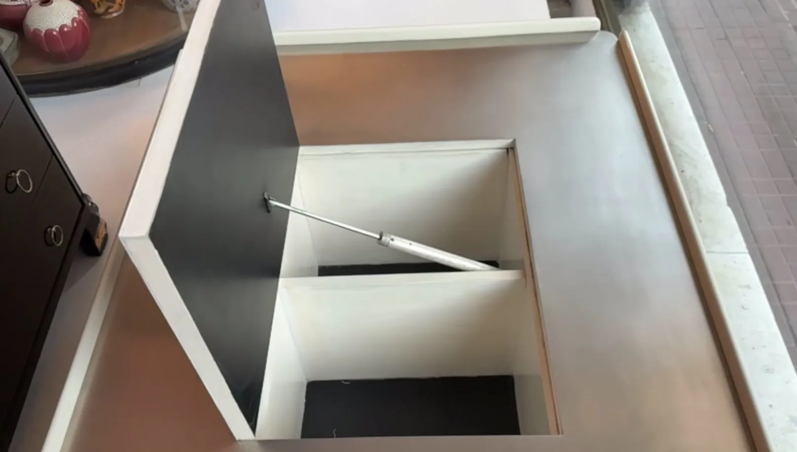 mesa ratona antigua con diseño moderno y compartimentos