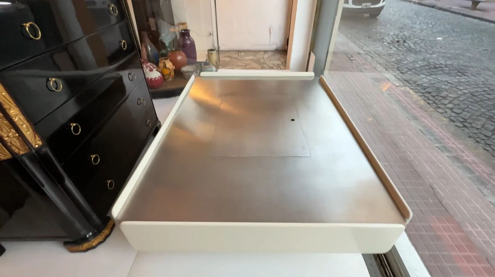 विको मैज़िस्ट्रेटी का प्राचीन कॉफी टेबल, साधारण और सुंदर डिज़ाइन में आरामदायक सेटिंग में।