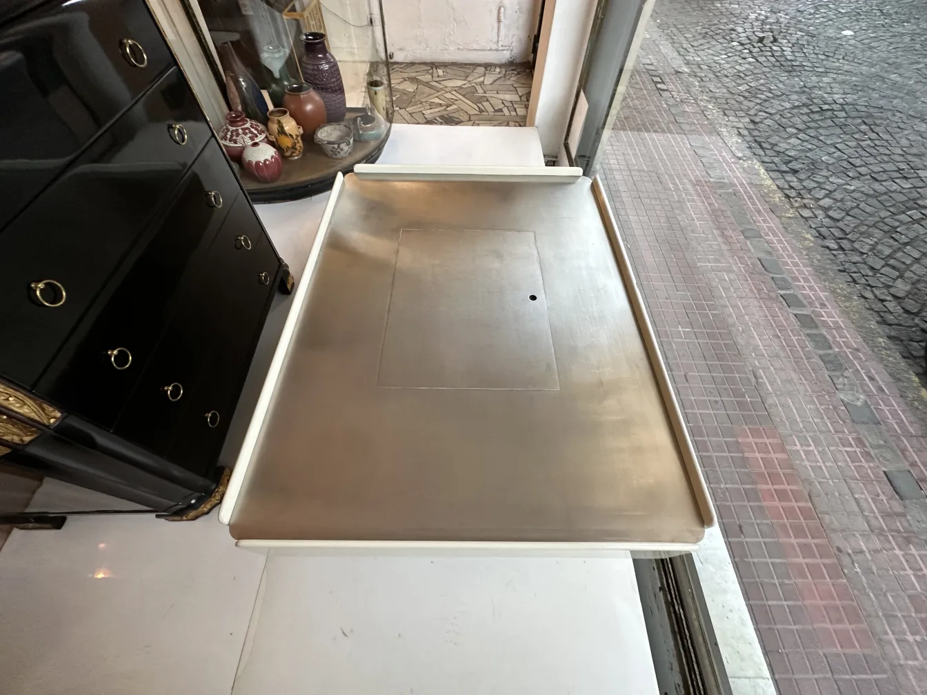 mesa ratona antigua con diseño de vico magistretti, ambiente acogedor