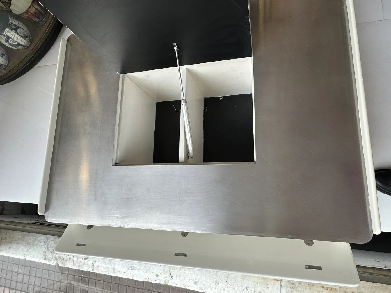 Table basse ancienne avec un design simple et élégant, dans un environnement moderne