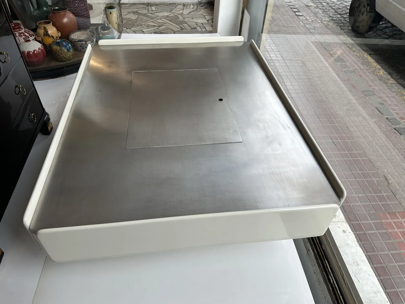 Mesa de centro antiga com design simples e moderno, vico magistretti.