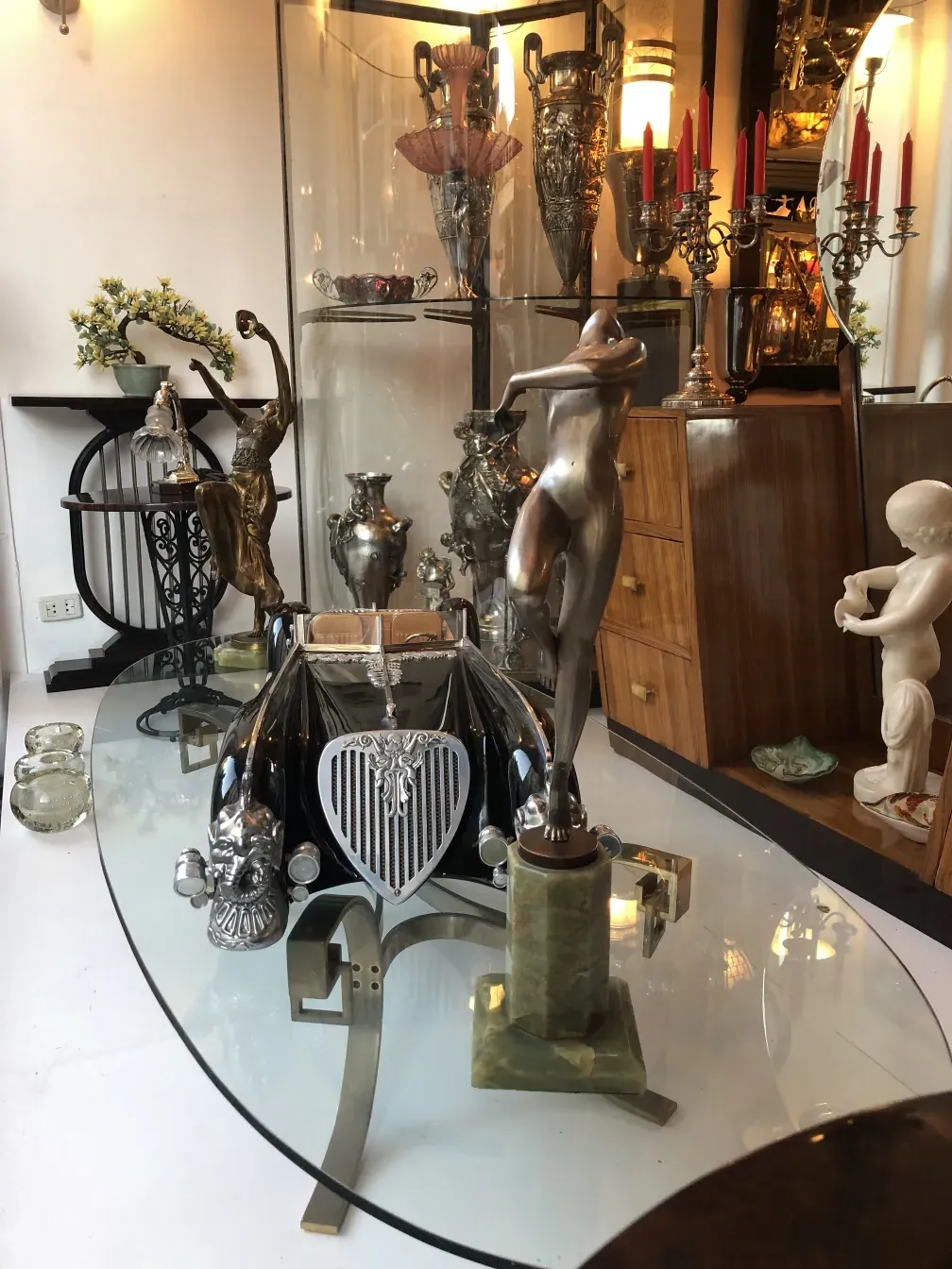 tavolino da caffè antico con decorazioni in metallo