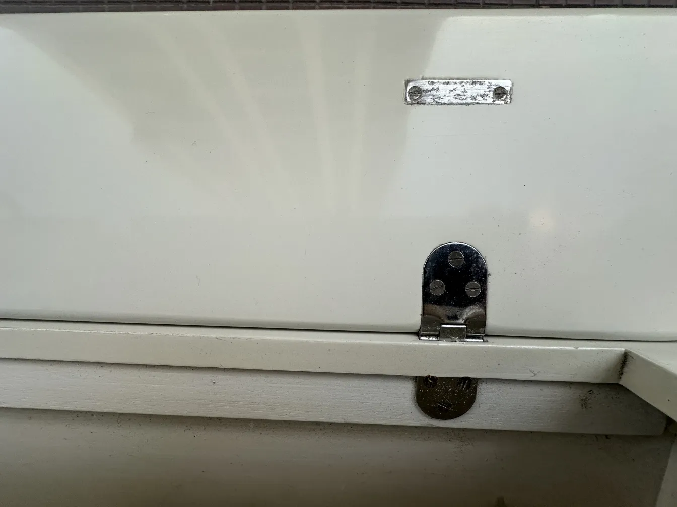 アンティークコーヒーテーブル vico magistretti、金属のディテールと居心地の良い環境。