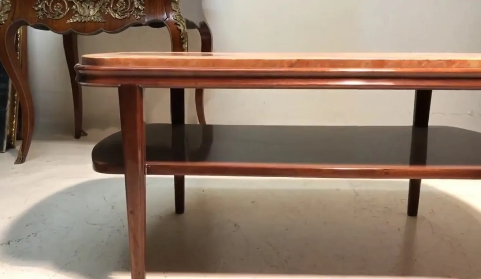 mesa de centro antiga com design elegante, ambiente confortável