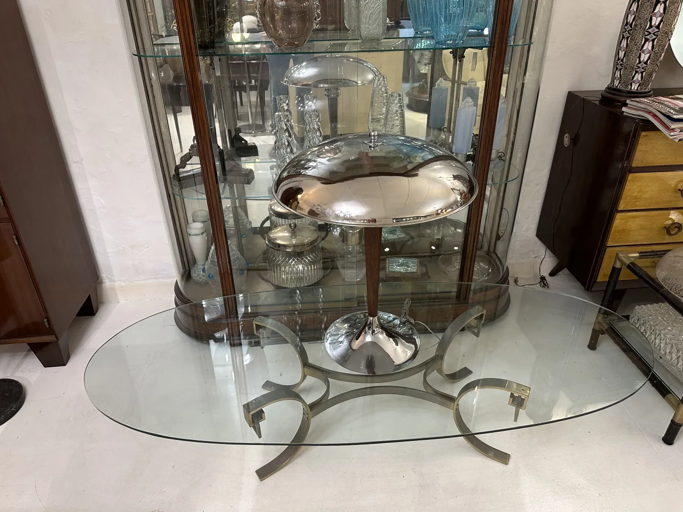 antiker Couchtisch mit eleganter Basis in klassischem Ambiente