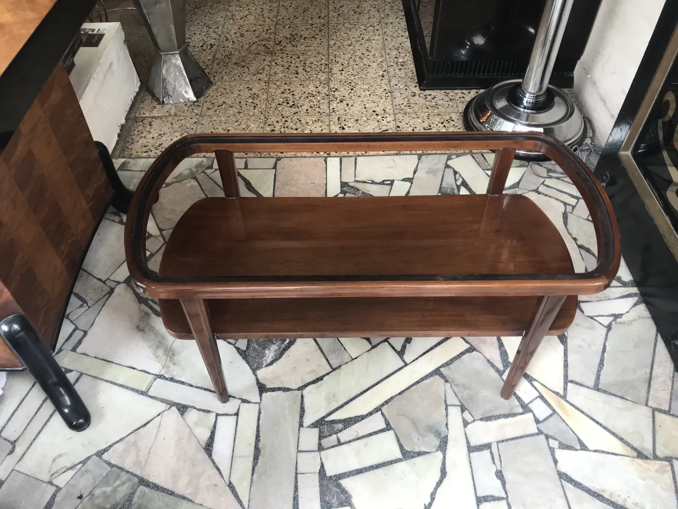 tavolino da caffè antico di forma rettangolare in ambiente classico