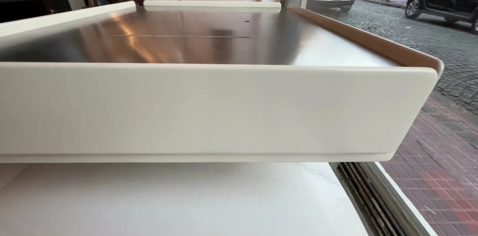 Mesa ratona antigua con diseño moderno y elegante, ideal para salón. Vico Magistretti.