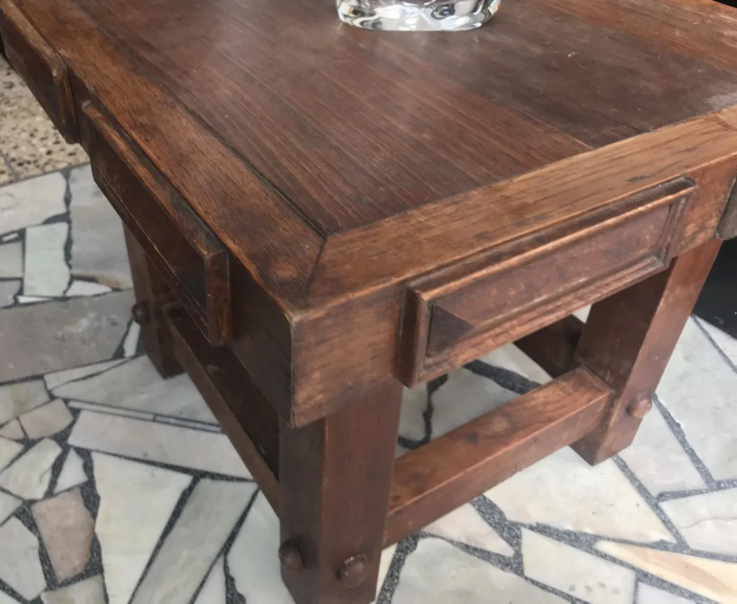 mesa ratona antigua con diseño clásico, superficie de madera