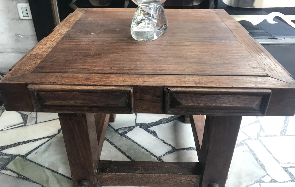 table basse ancienne avec deux tiroirs dans un cadre accueillant