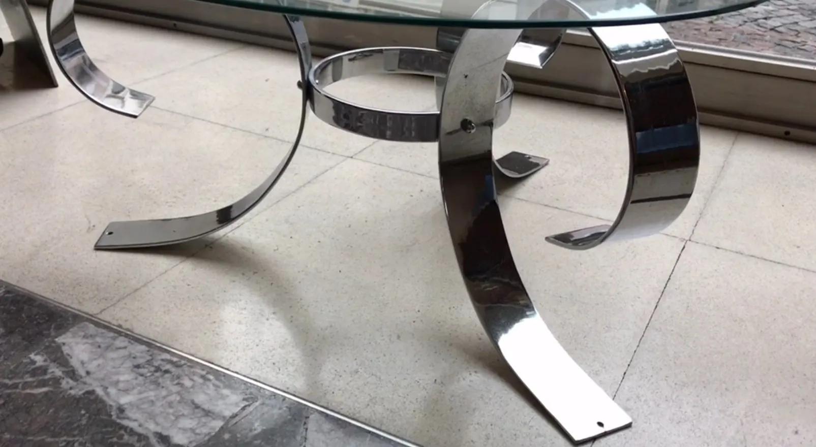 mesa ratona antigua con base redonda junto a un suelo claro