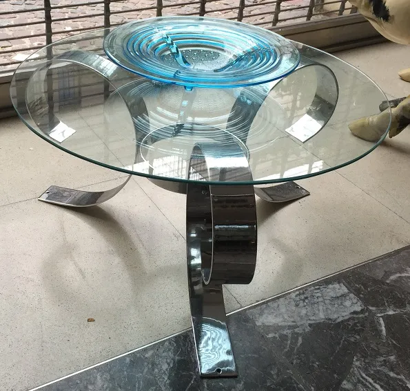 Table basse antique au design moderne et coloré