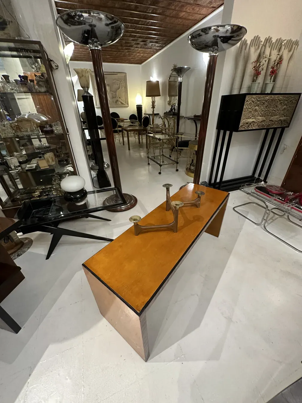 mesa ratona antigua en un entorno artístico con lámparas y decoraciones