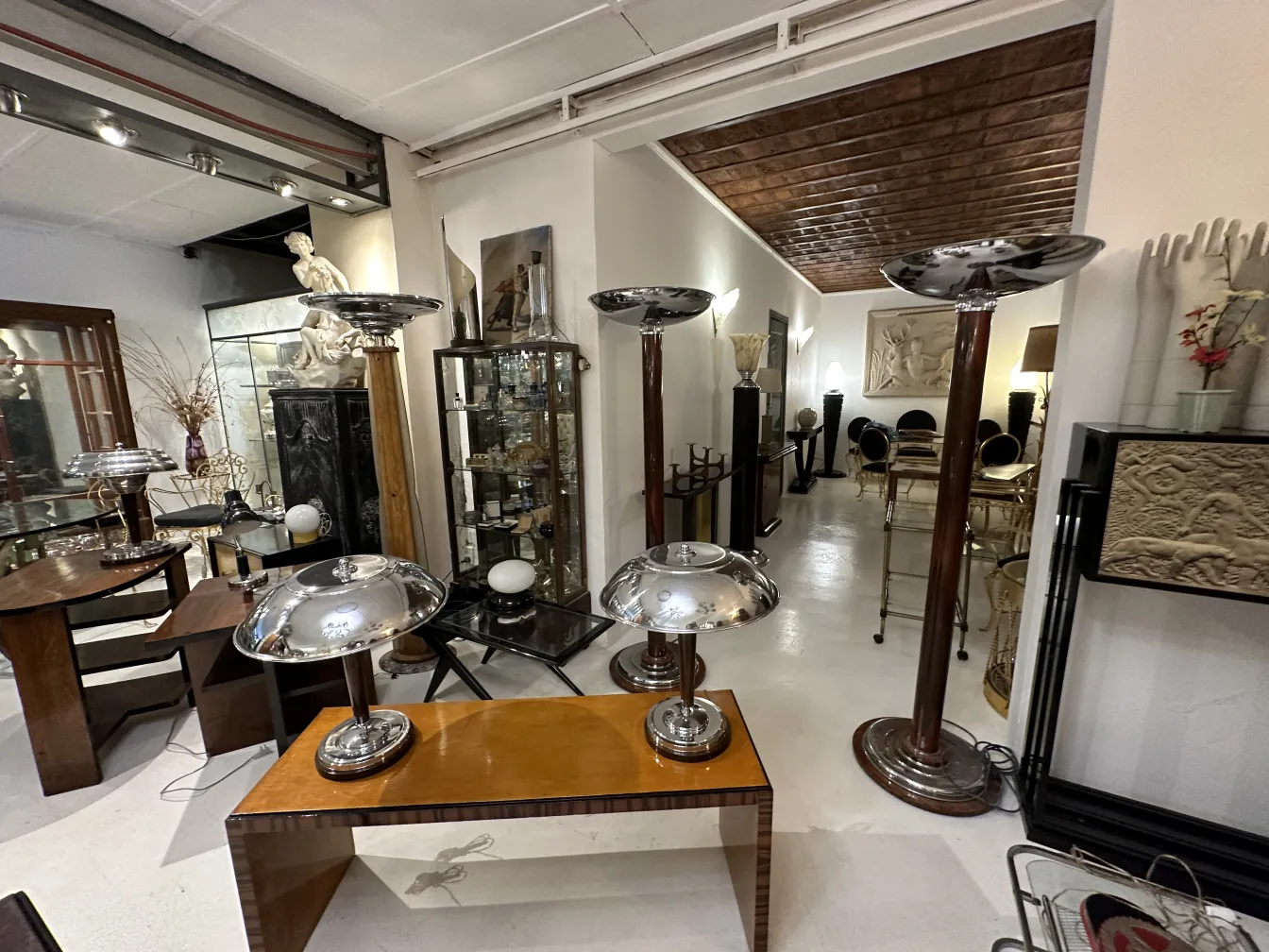 Mesa de centro antiga com design elegante e lâmpadas de mesa.