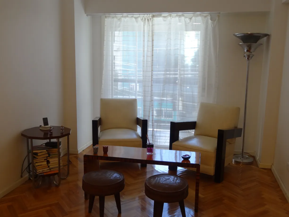 antik couchtisch in einem raum mit sesseln und natürlichem licht