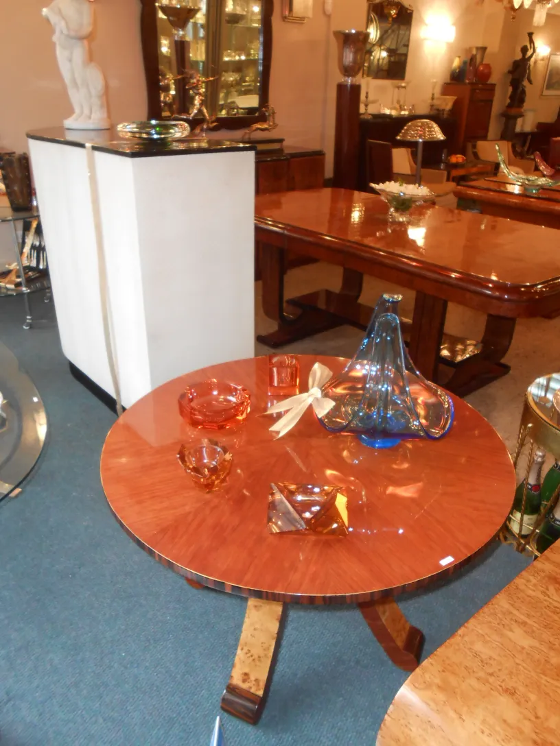 tavolino da caffè antico rotondo con elementi decorativi colorati