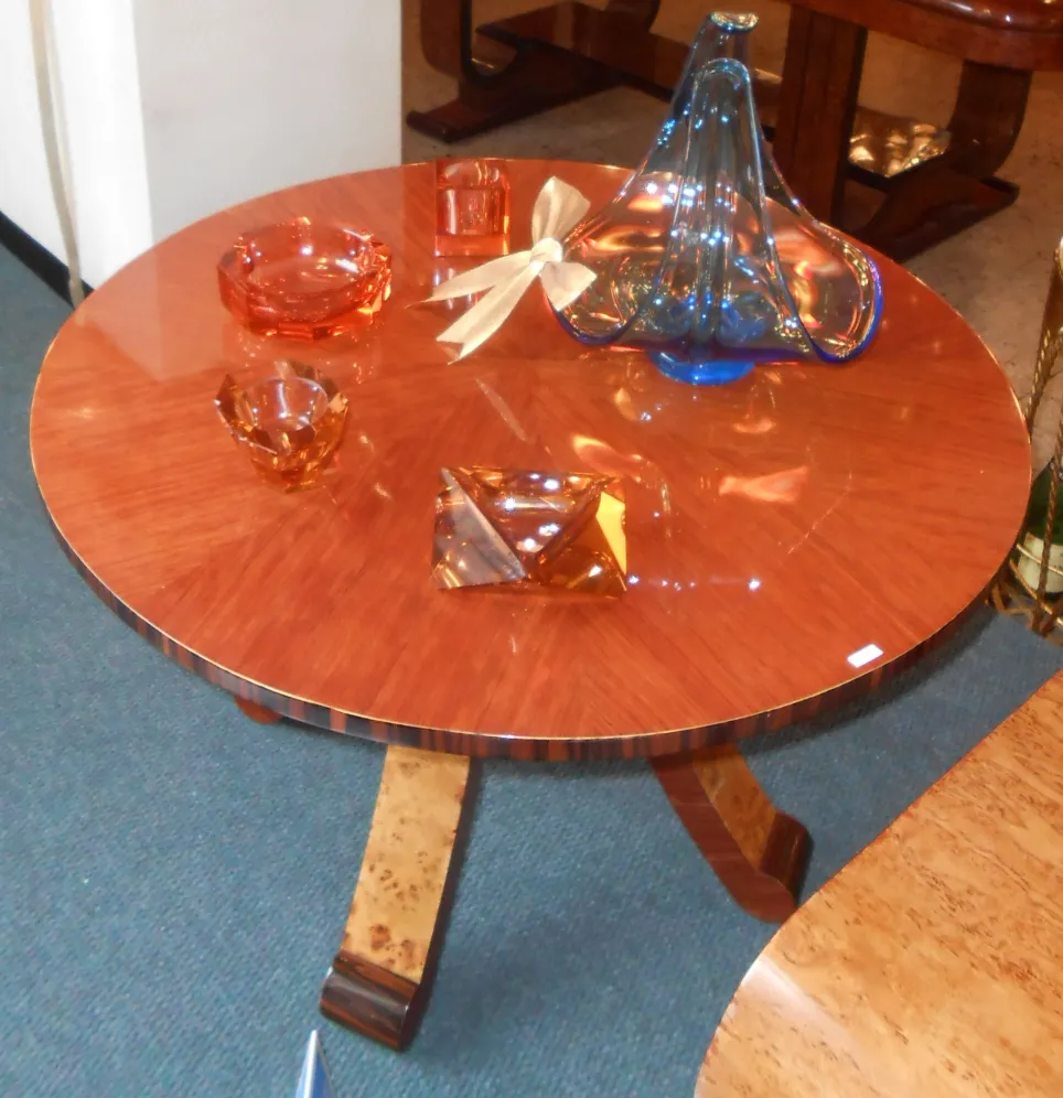 Mesa de centro antiga redonda com decorações coloridas em cima