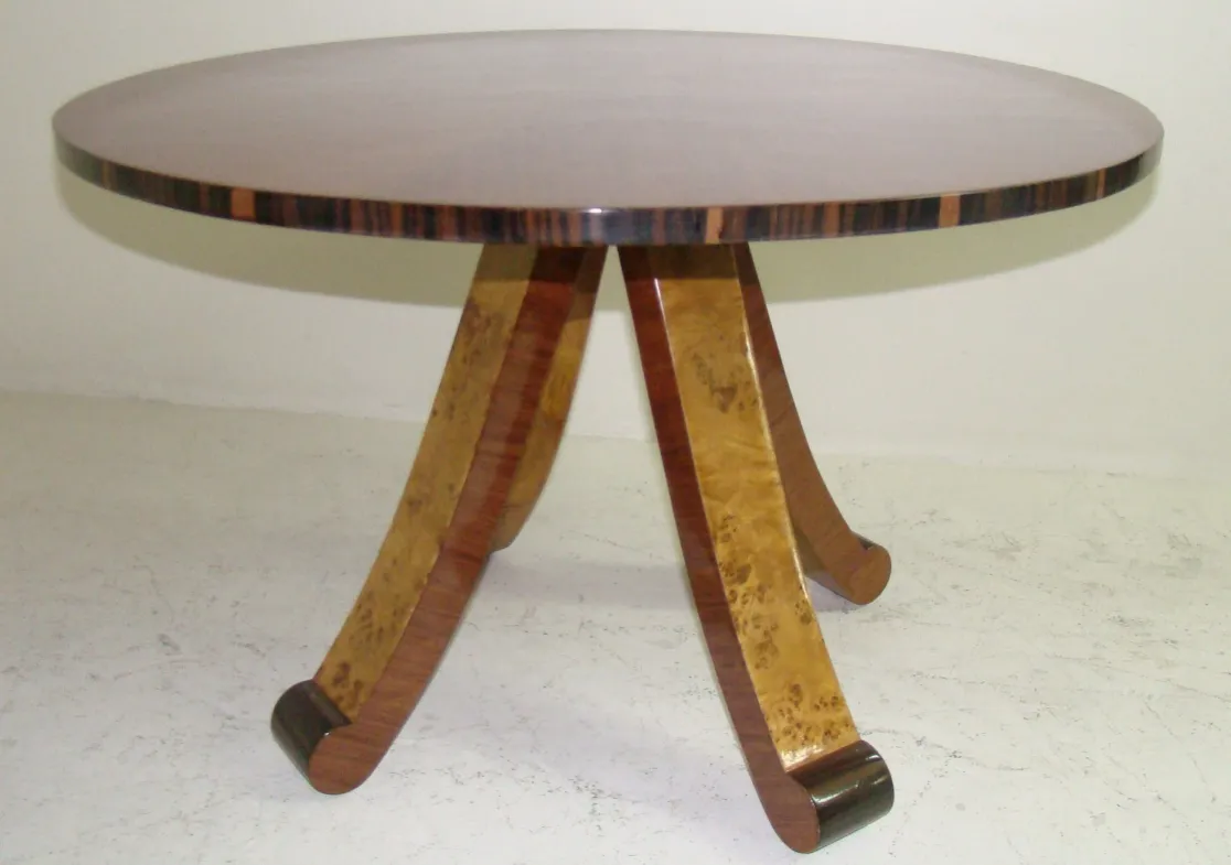 सुंदर पैरों वाली प्राचीन गोल कॉफी टेबल