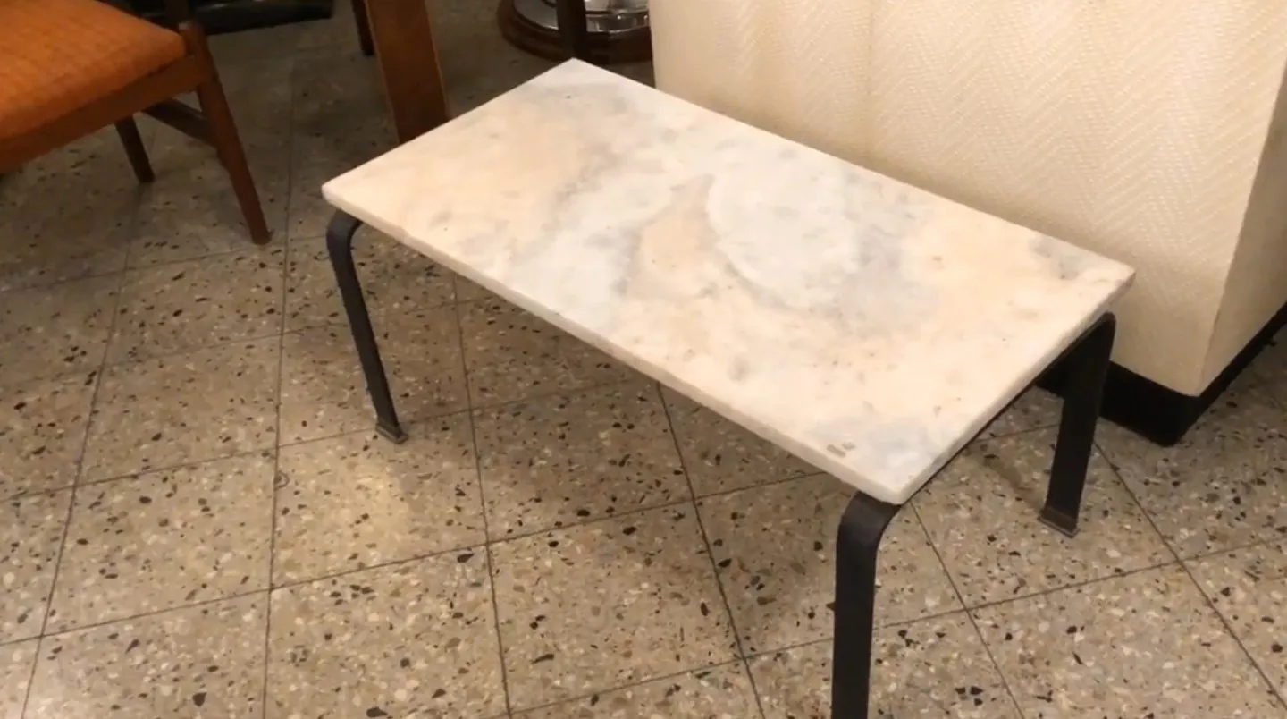mesa de centro antiga com superfície clara em um ambiente aconchegante
