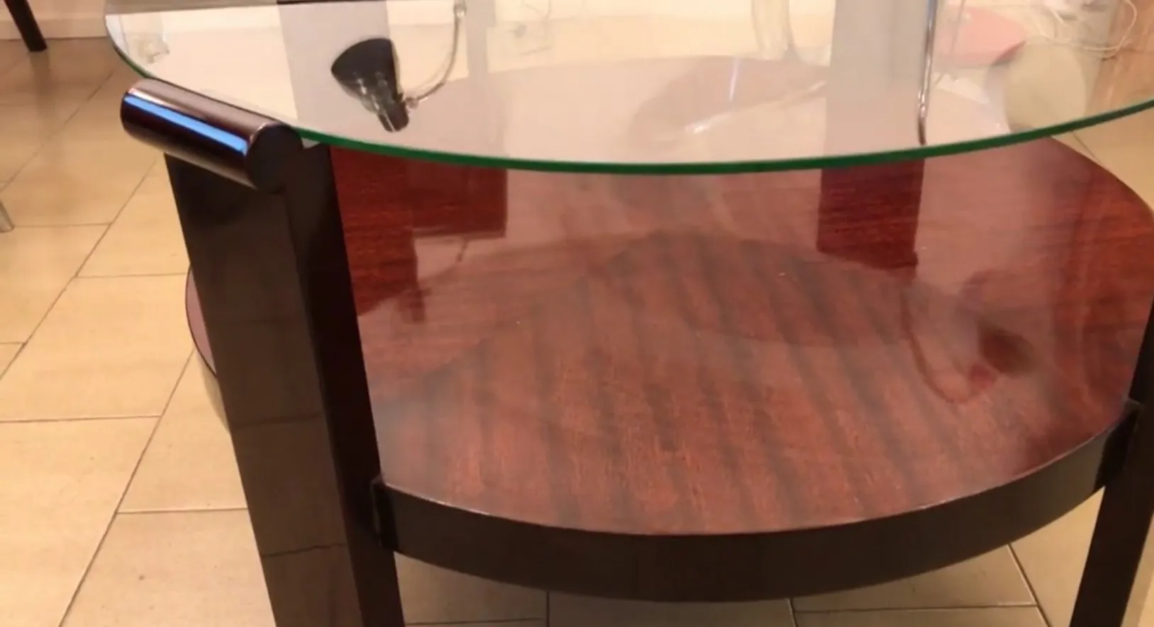 tavolino da caffè antico rotondo con base scura e piano in vetro