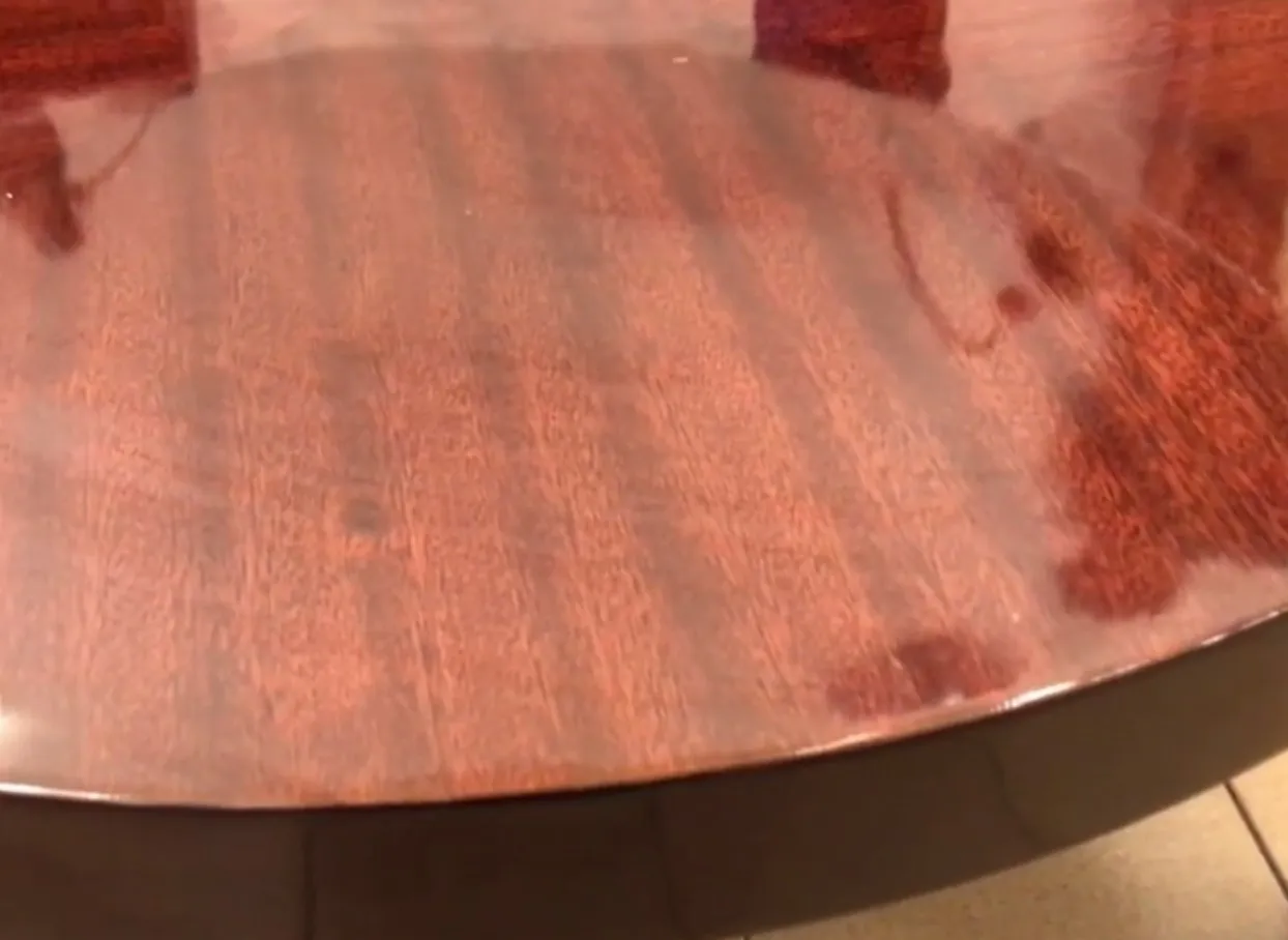 mesa de centro antiga redonda em um ambiente acolhedor