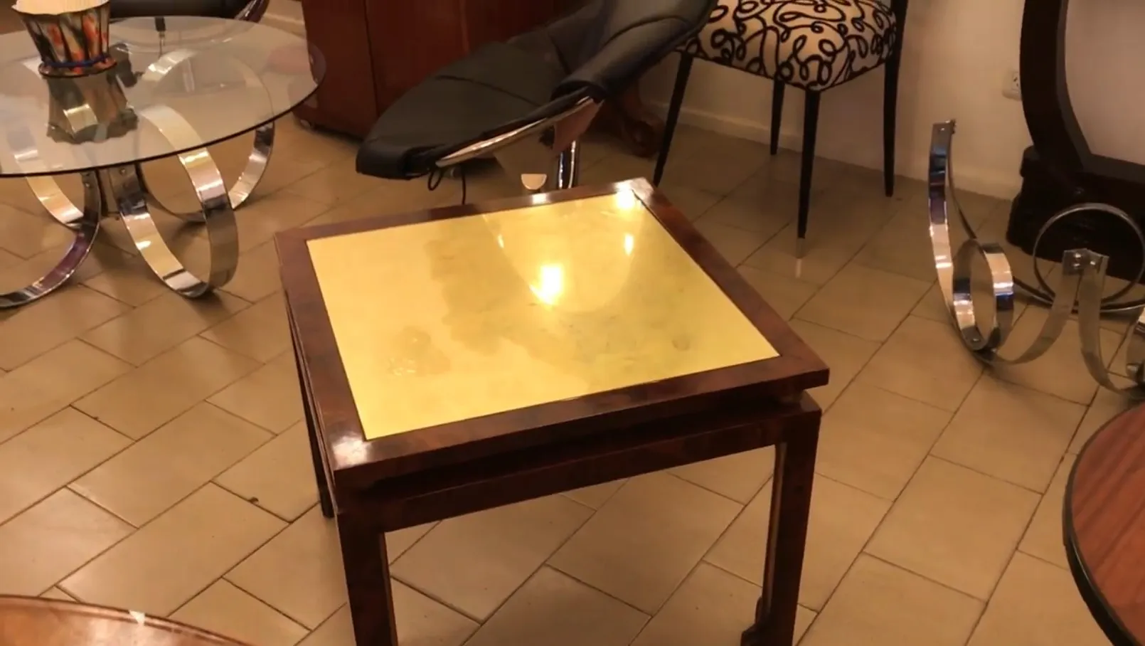 table basse ancienne avec surface dorée dans un cadre élégant