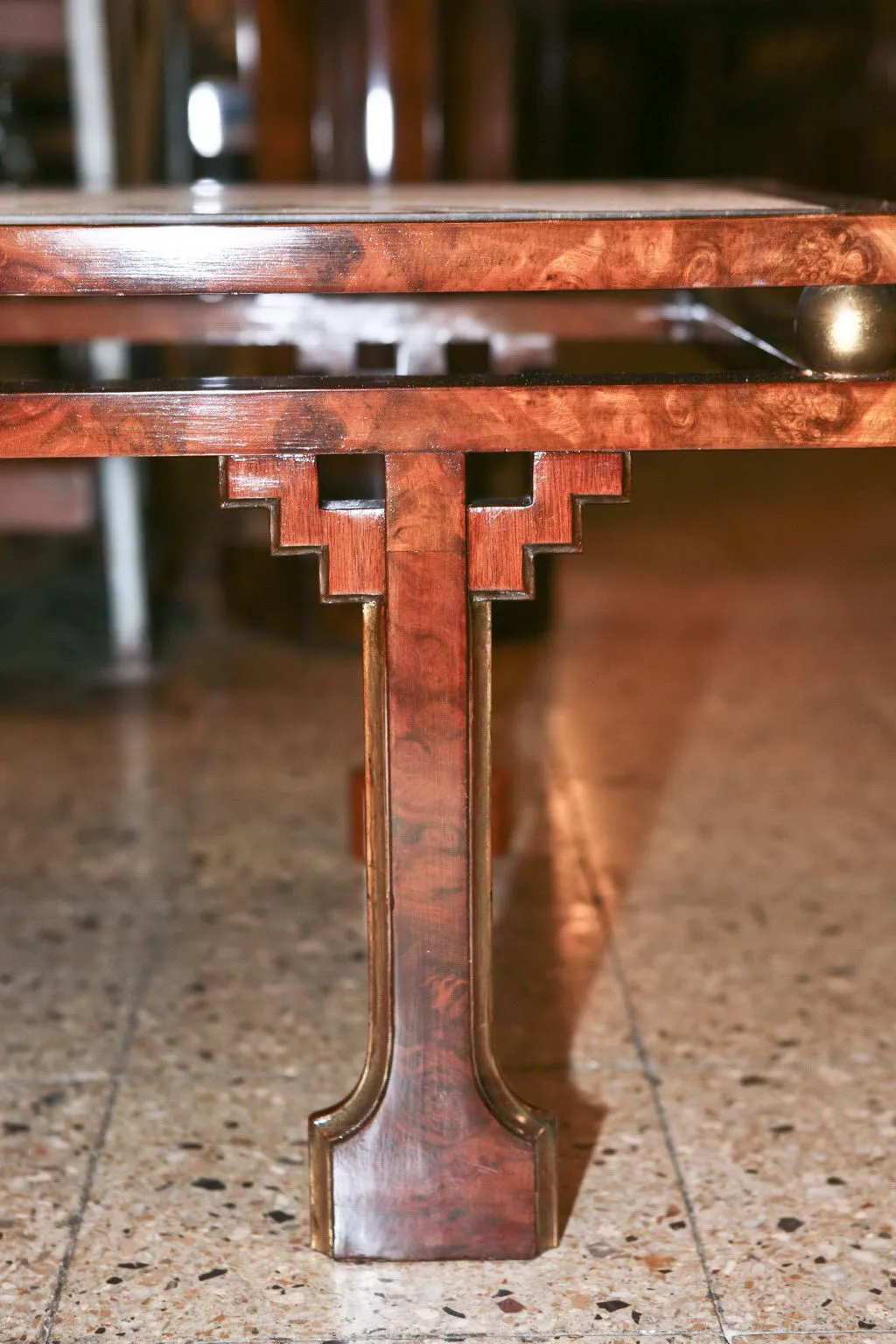 mesa de centro antiga com detalhes na base, ambiente acolhedor