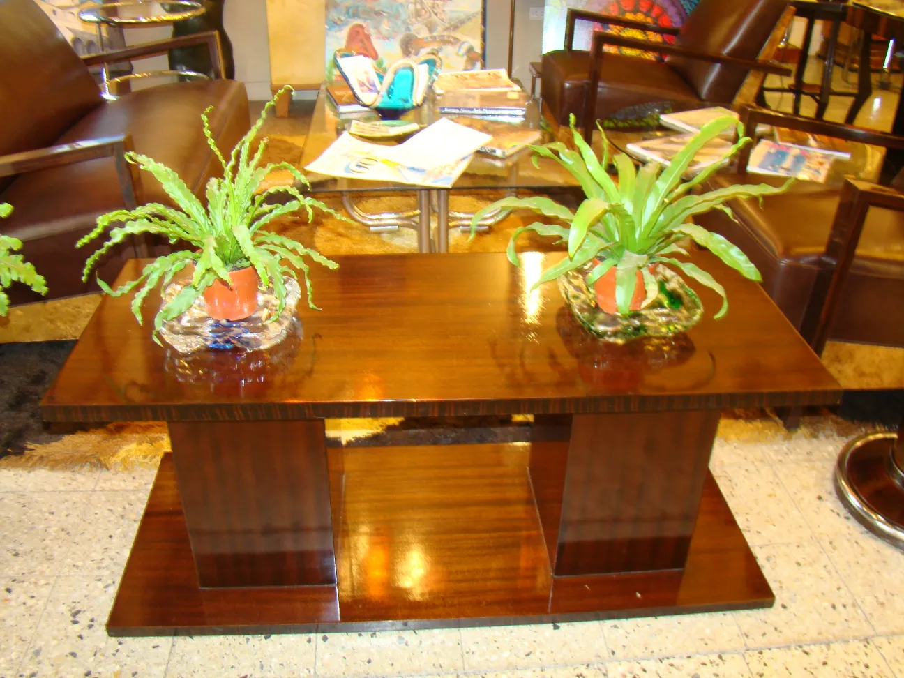 Table basse ancienne dans un environnement avec des plantes décoratives