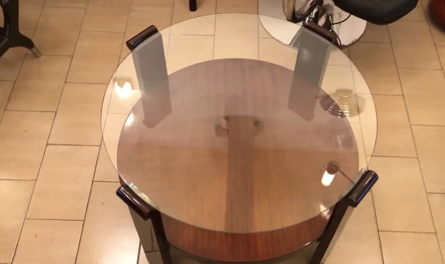 table basse antique ronde avec verre dans un cadre confortable