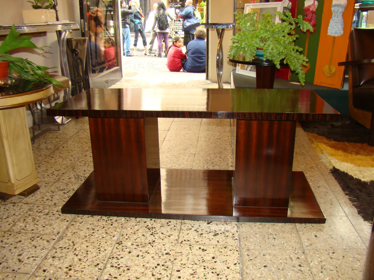 Mesa de centro antiga com base sólida em um ambiente aconchegante