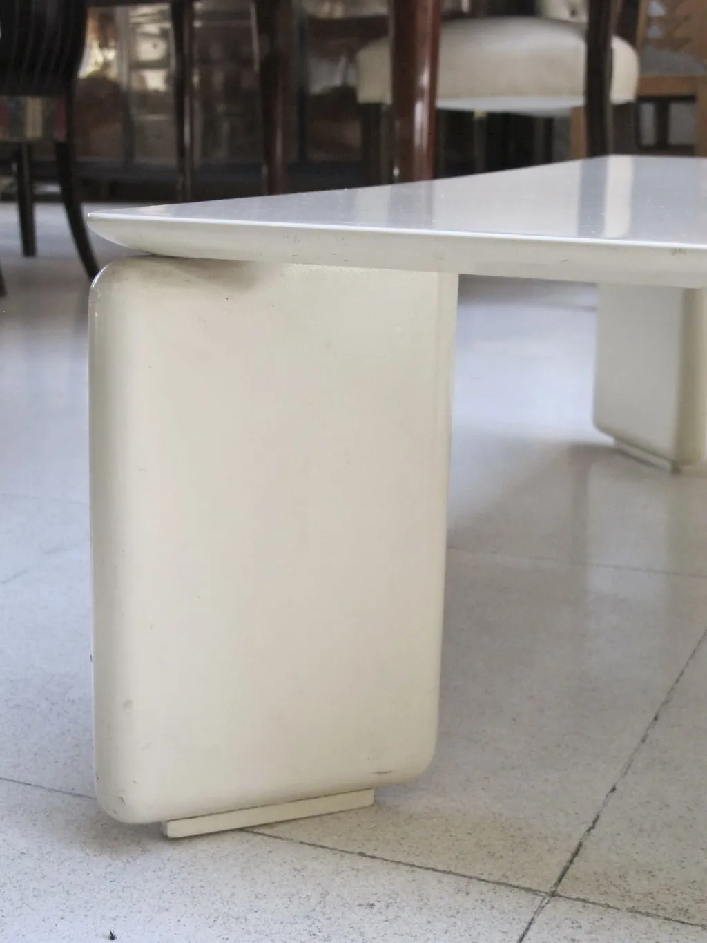 mesa ratona antigua de vico magistretti con patas blancas, ambiente elegante