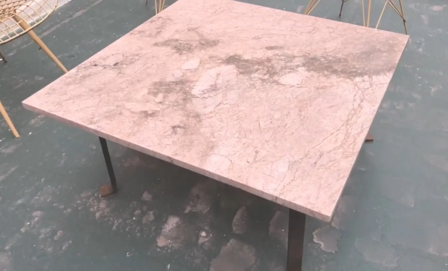 Mesa ratona antigua con diseño elegante sobre fondo limpio