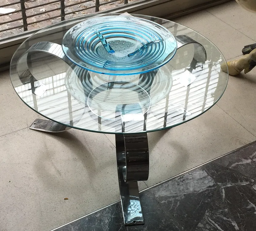 古董茶几，玻璃台面和优雅的腿