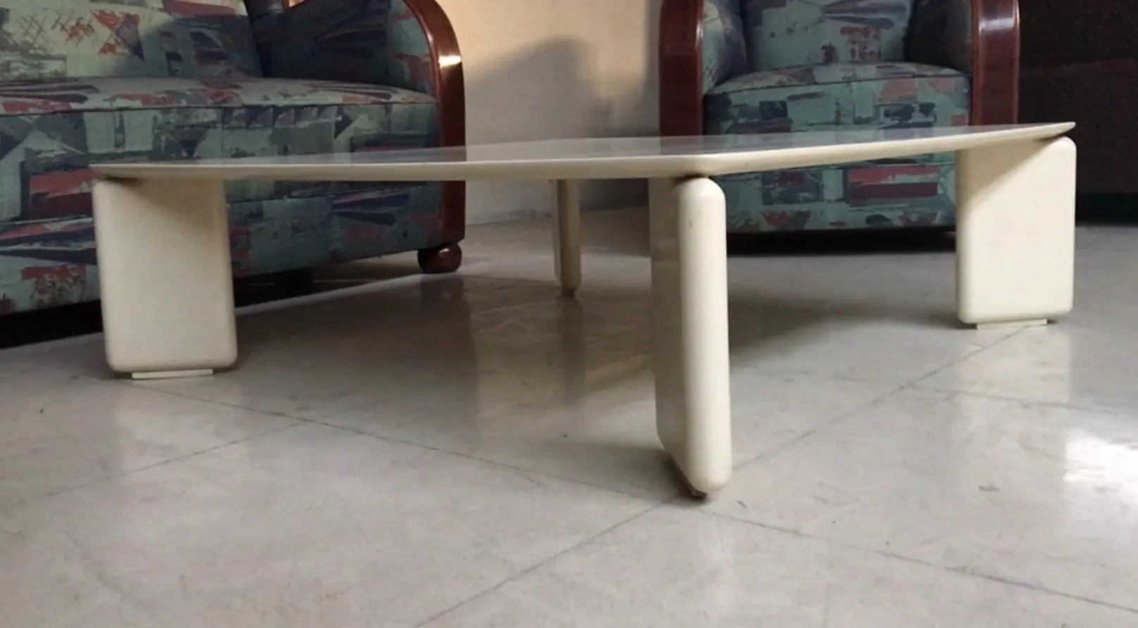 antiker couchtisch mit modernem design vico magistretti, gemütliche umgebung