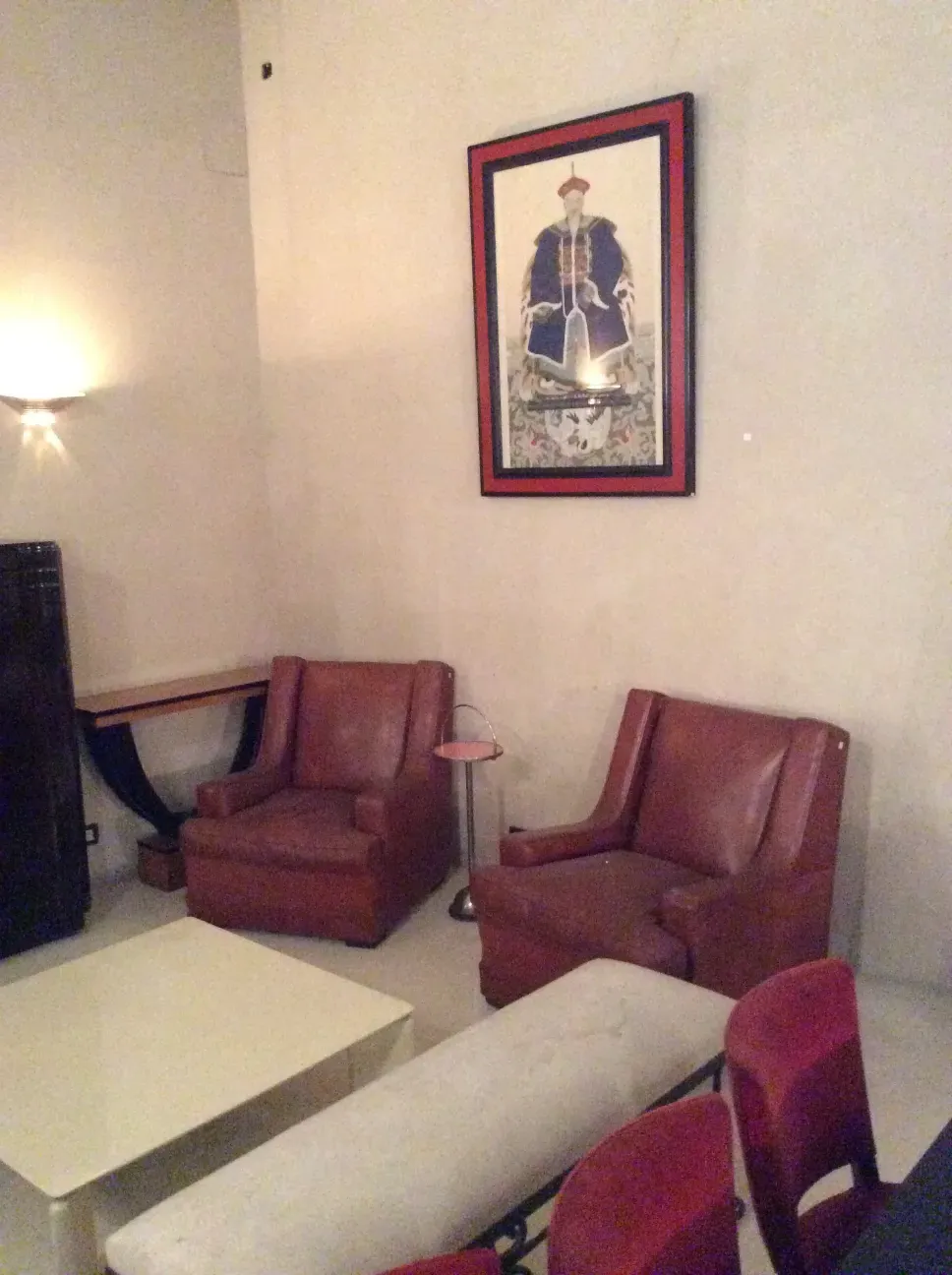 antiker Couchtisch von vico magistretti in stilvollem Ambiente