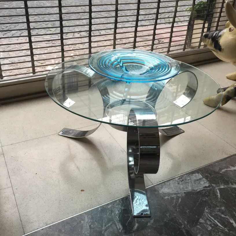 mesa de centro antiga com design inovador em uma sala moderna