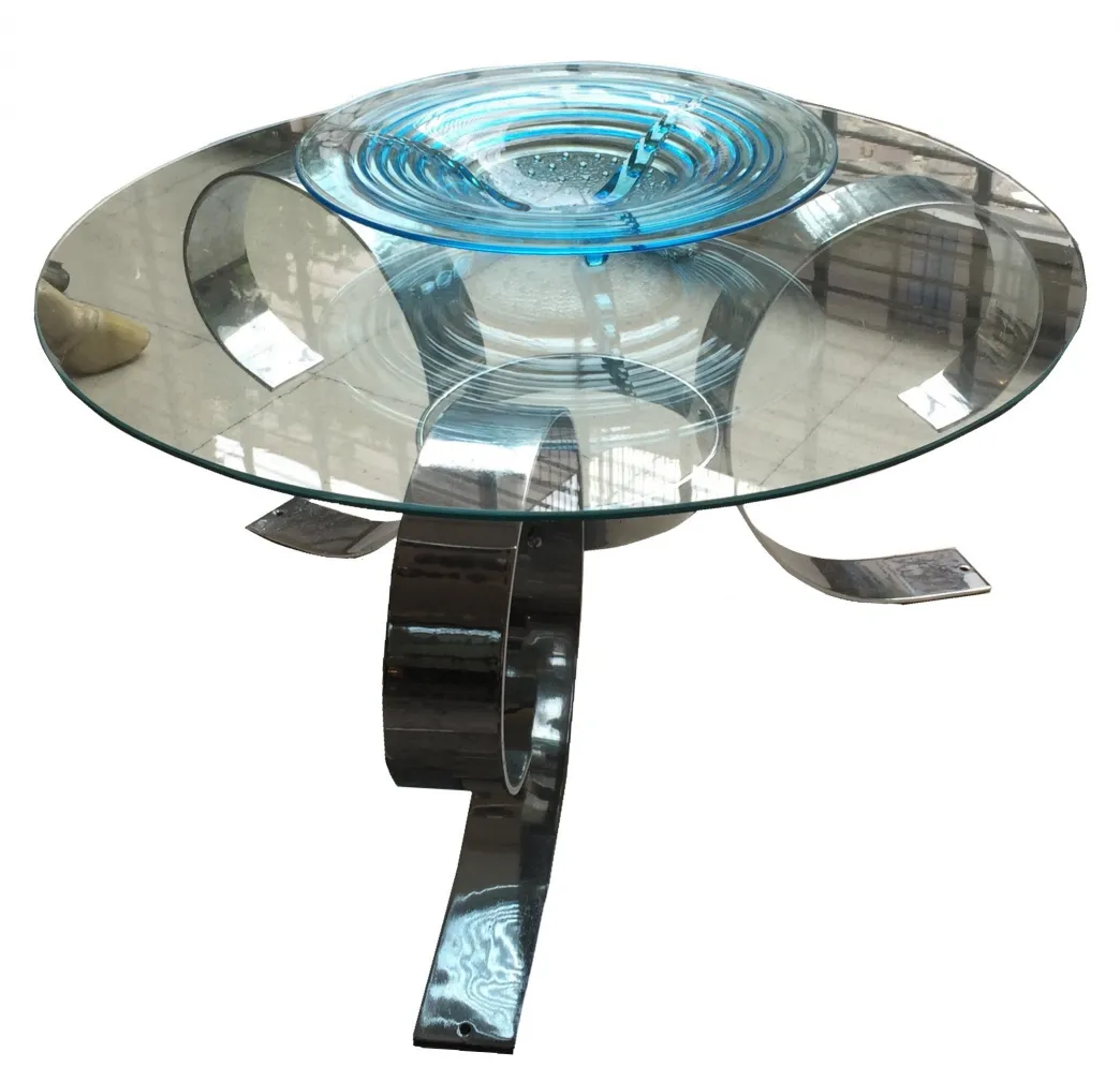 antiker Couchtisch mit stilvollem Sockel und modernem Design