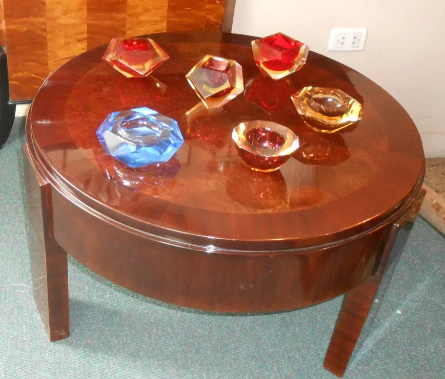 antique coffee table with decorative glass bowls