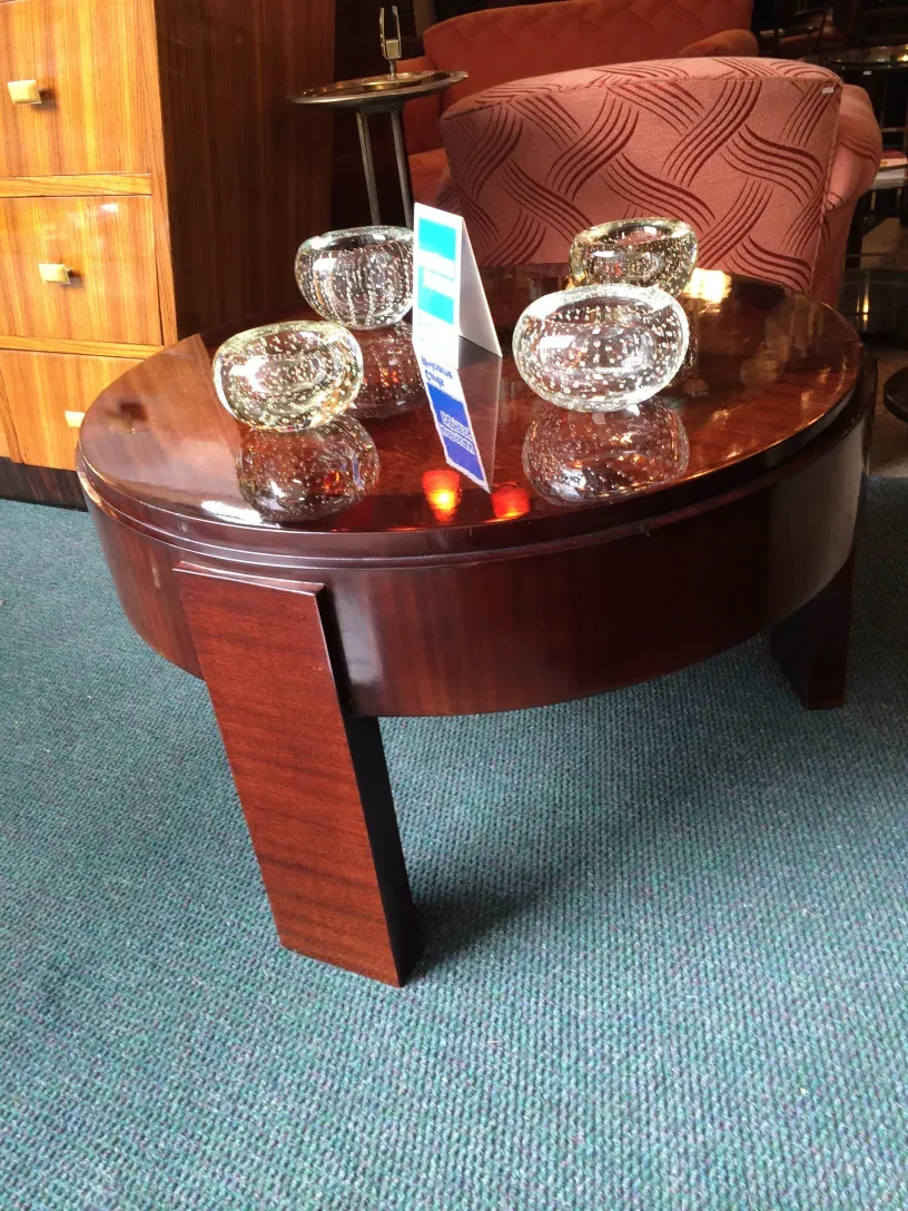 Table basse ancienne ronde avec décorations et accessoires