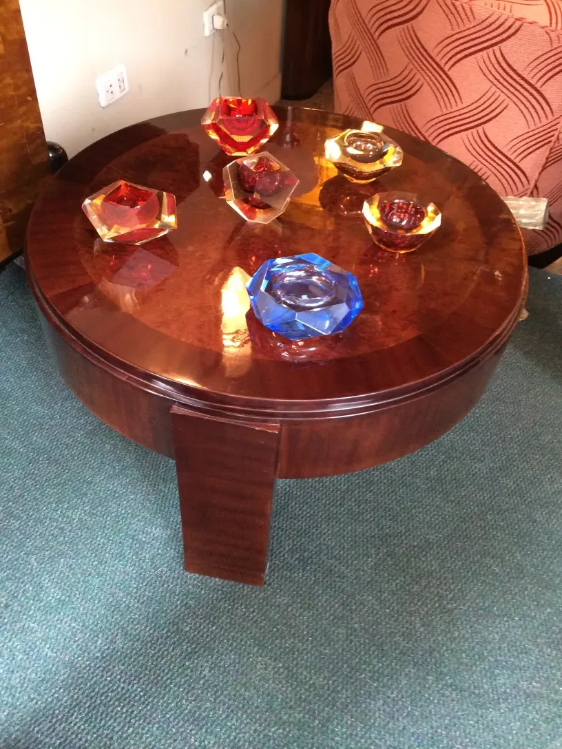 antique coffee table with colorful decorations, cozy setting