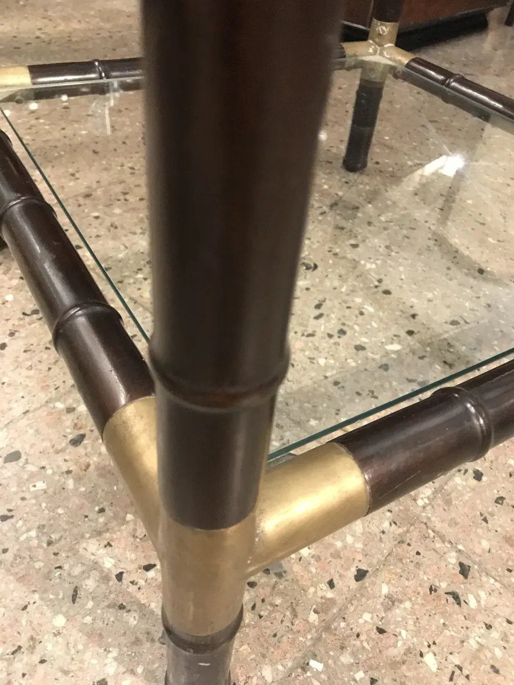 3 古董茶几，深色底座配有金属细节，营造出放松的氛围。