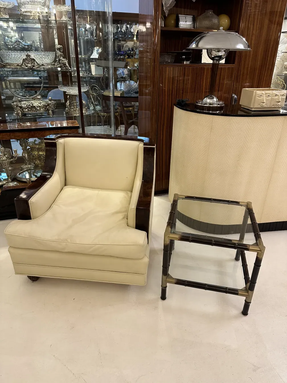 Visão de 3 mesas de centro antigas william billy haines em uma sala de estar elegante com uma cadeira clara.