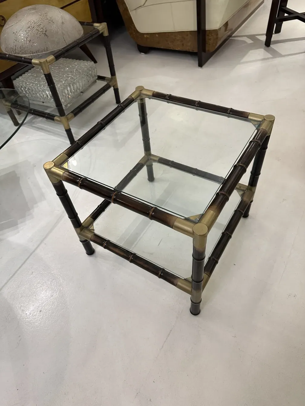 антикварный журнальный столик с привлекательным дизайном, визуальные детали в окружении