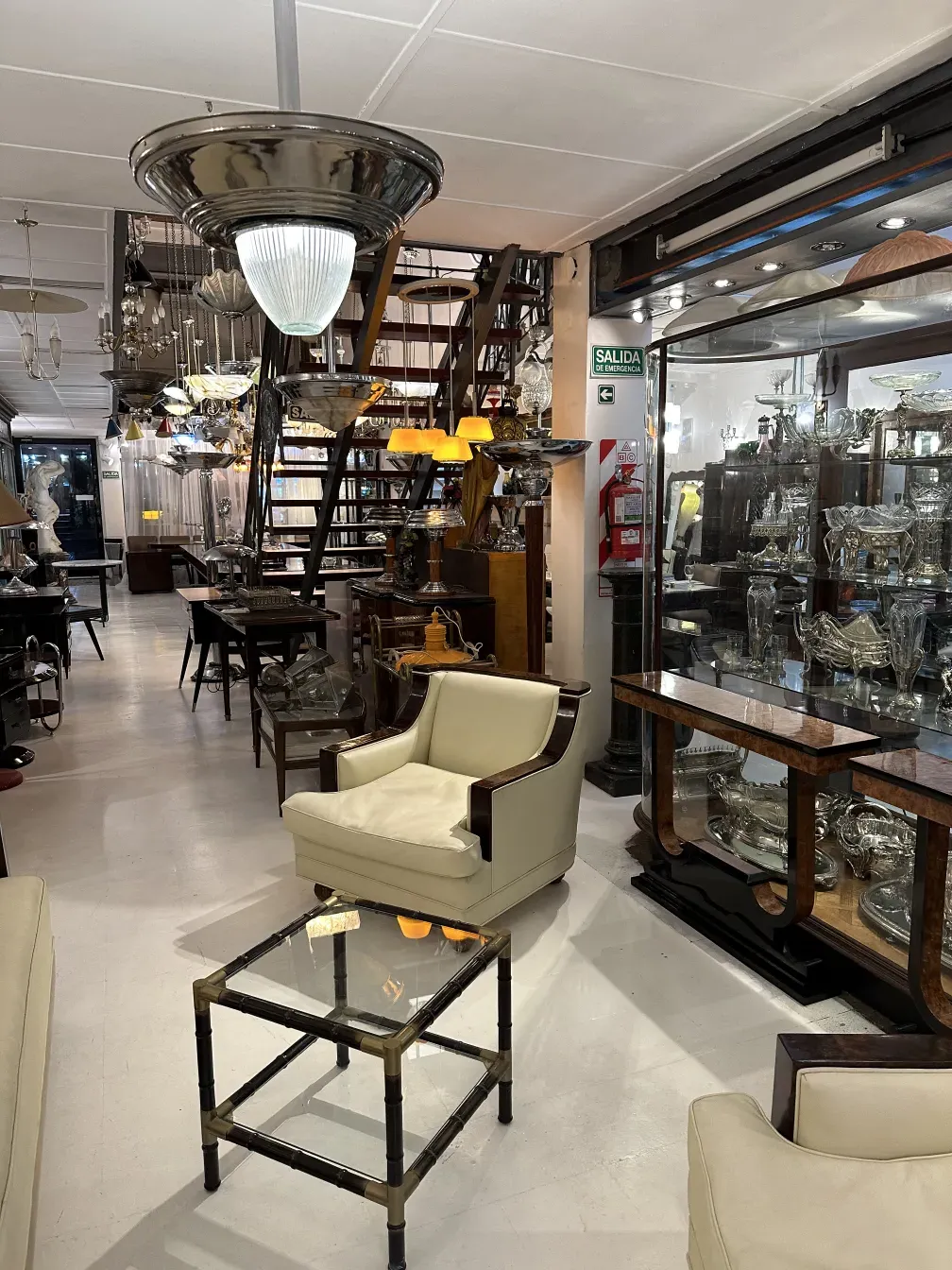 Tre tavolini da caffè antichi in un ambiente elegante con illuminazione