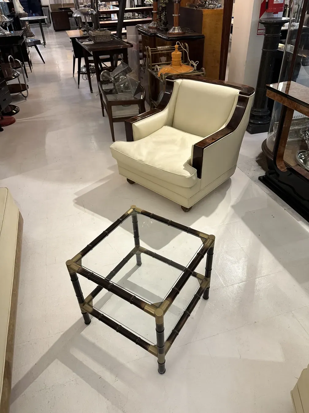 Drei antike Couchtische in einem eleganten Ambiente.