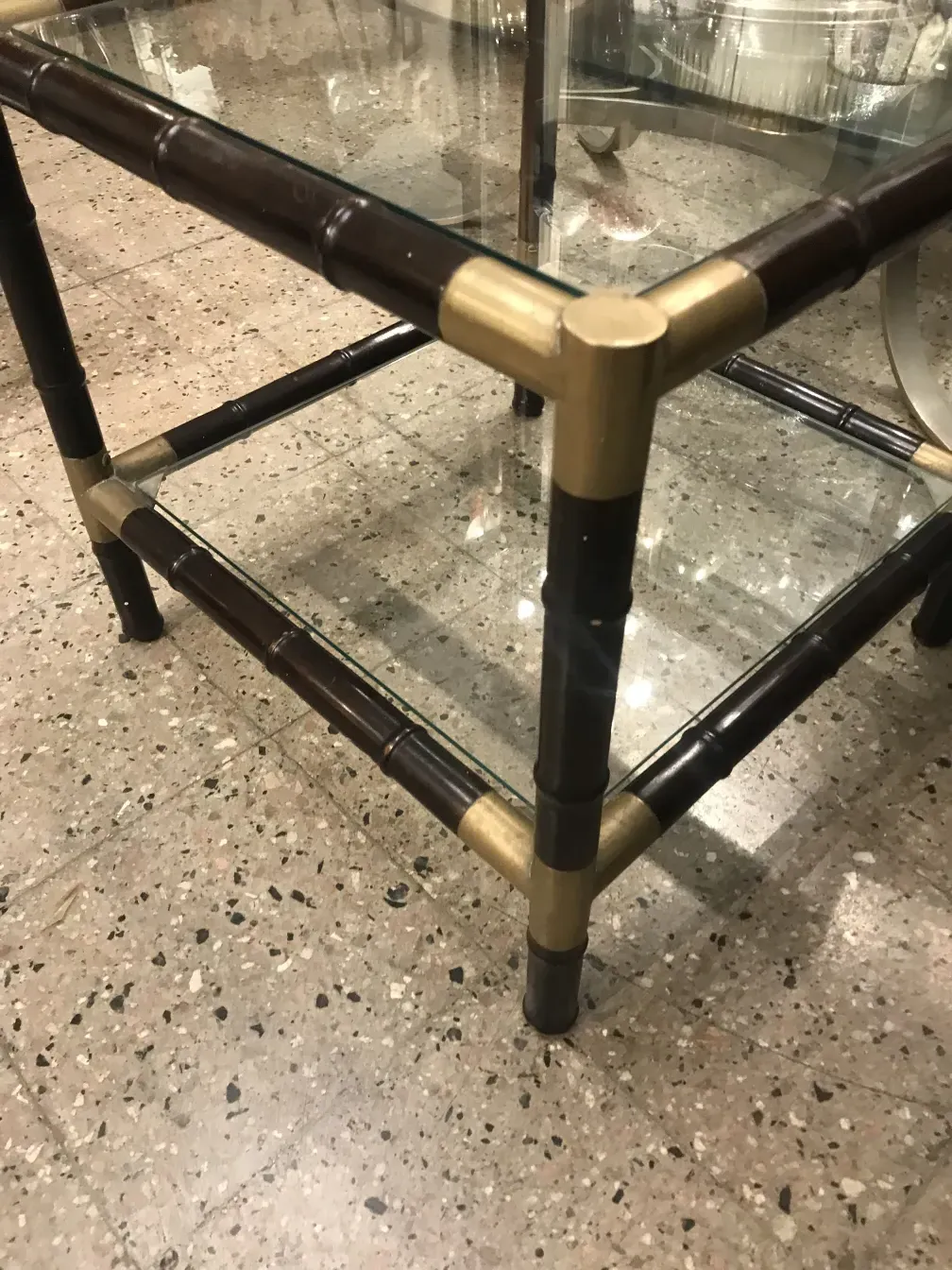 3 antike Couchtische mit klassischem Design und goldenen Details, ideal für die Dekoration