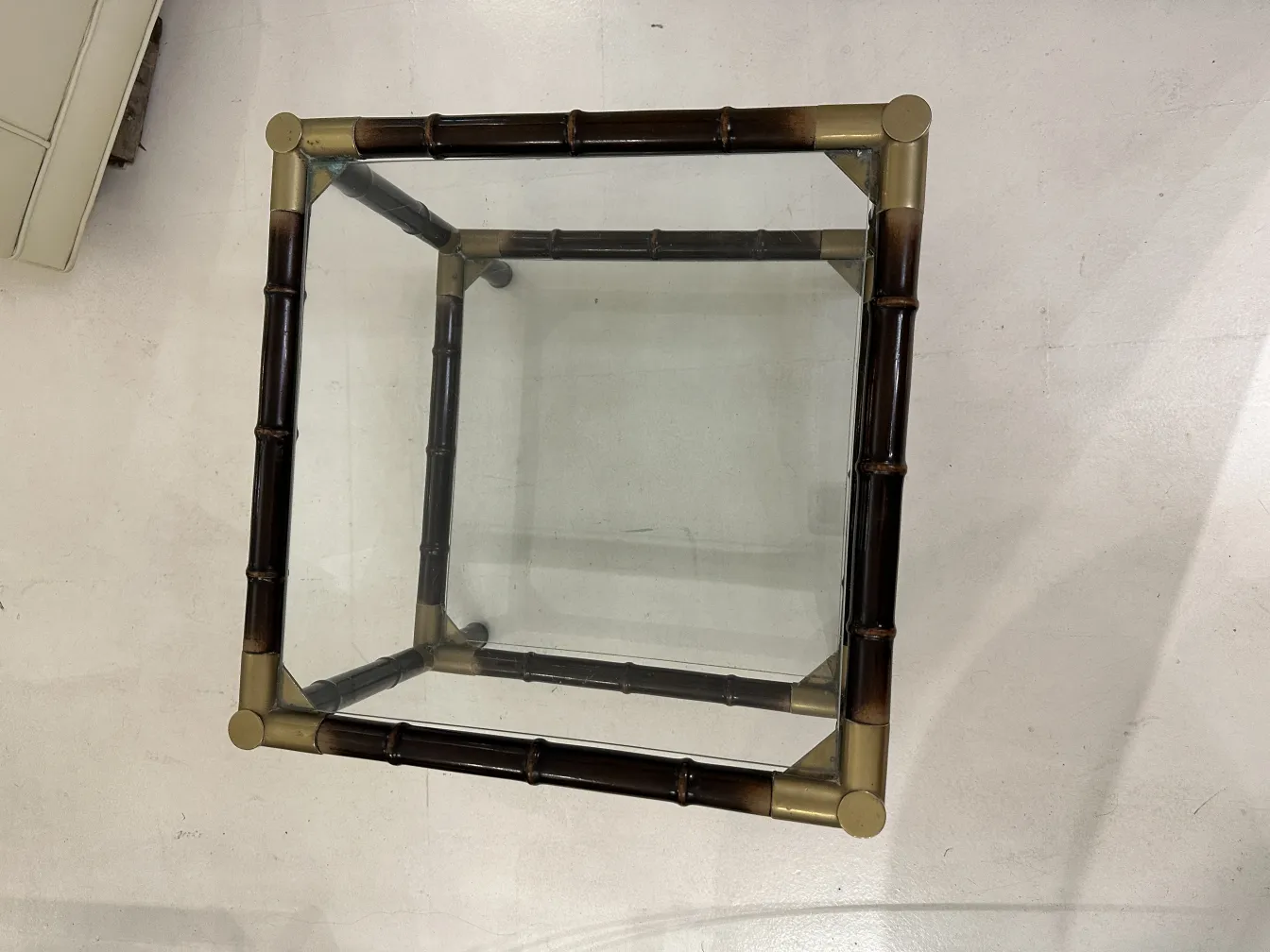 三张古董茶几，带有透明框和玻璃