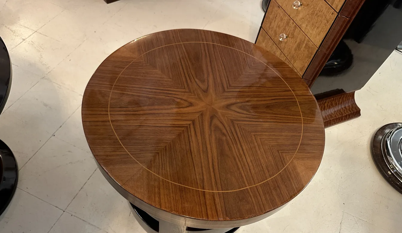 petite table ancienne ronde avec motif décoratif