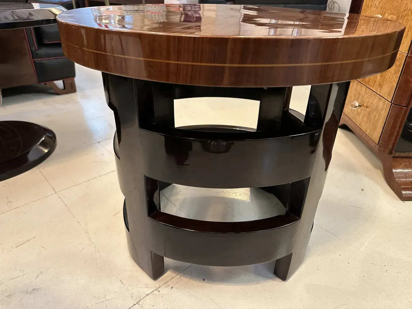 antico tavolino rotondo in un ambiente classico